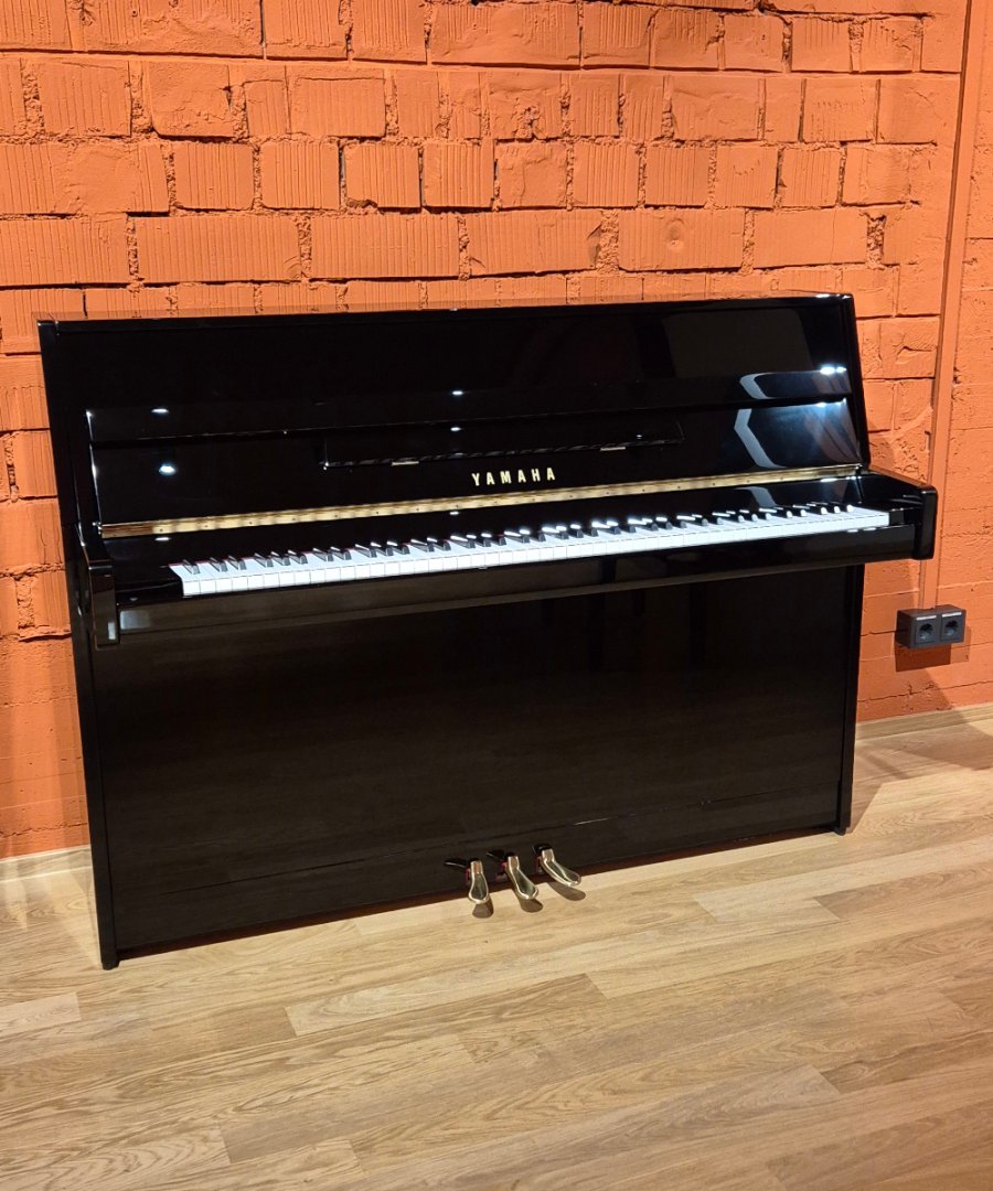Yamaha b1 von 2023 in Schwarz glänzend