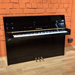 Yamaha b1 von 2023 in Schwarz glänzend