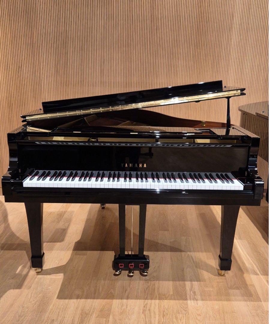 Yamaha C3 von 1994 in Schwarz glänzend
