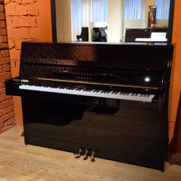 Yamaha C 110 von 2002 in Schwarz glänzend