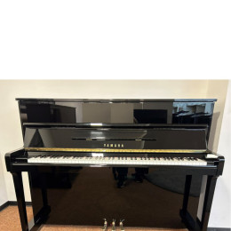 Yamaha P-116 von 1988 in Schwarz glänzend