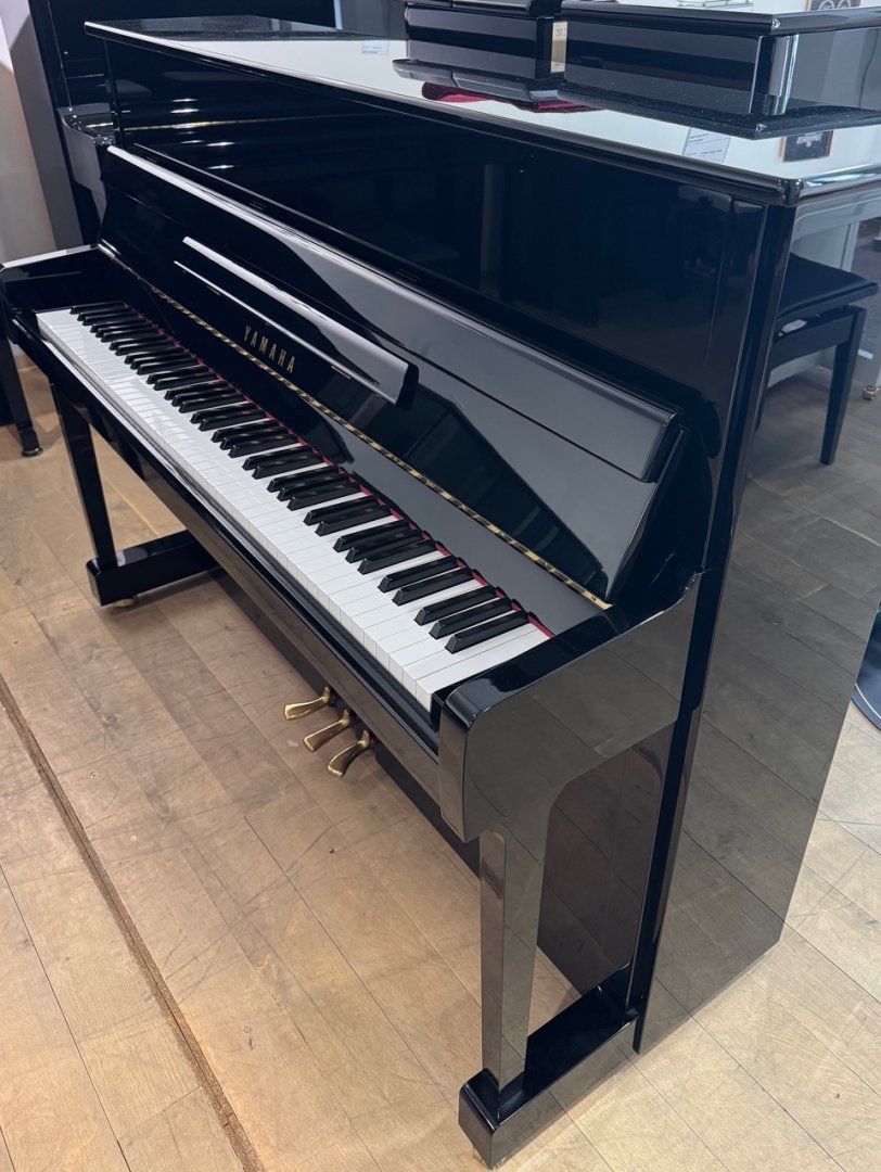 Yamaha P 116 von 2005 in Schwarz glänzend