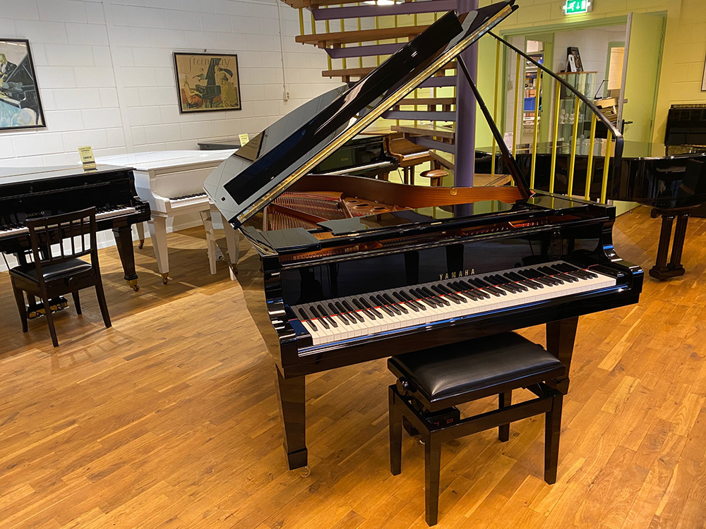 Yamaha C5 von 2010 in Schwarz glänzend