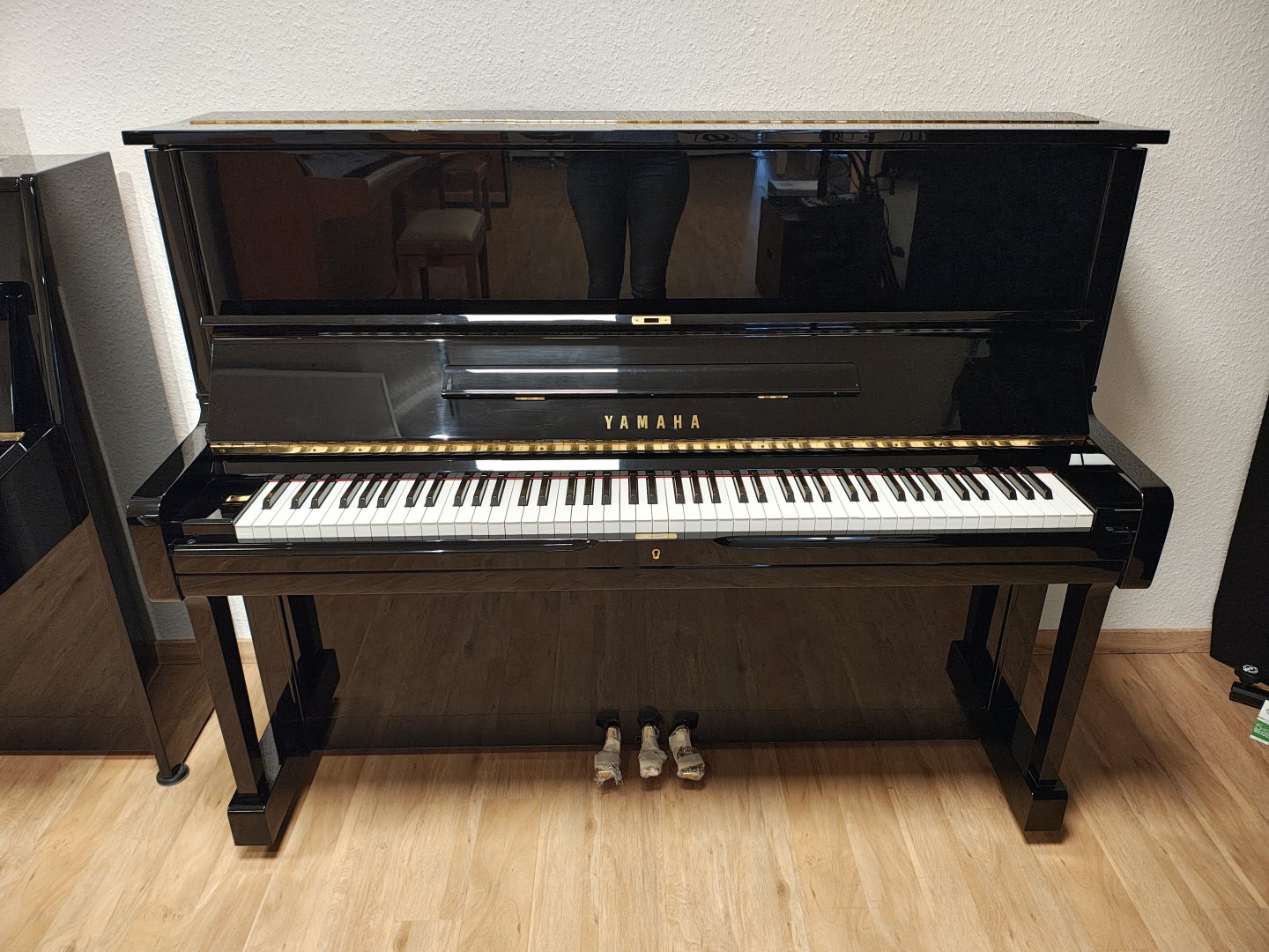Yamaha U1A von 1992 in Schwarz glänzend
