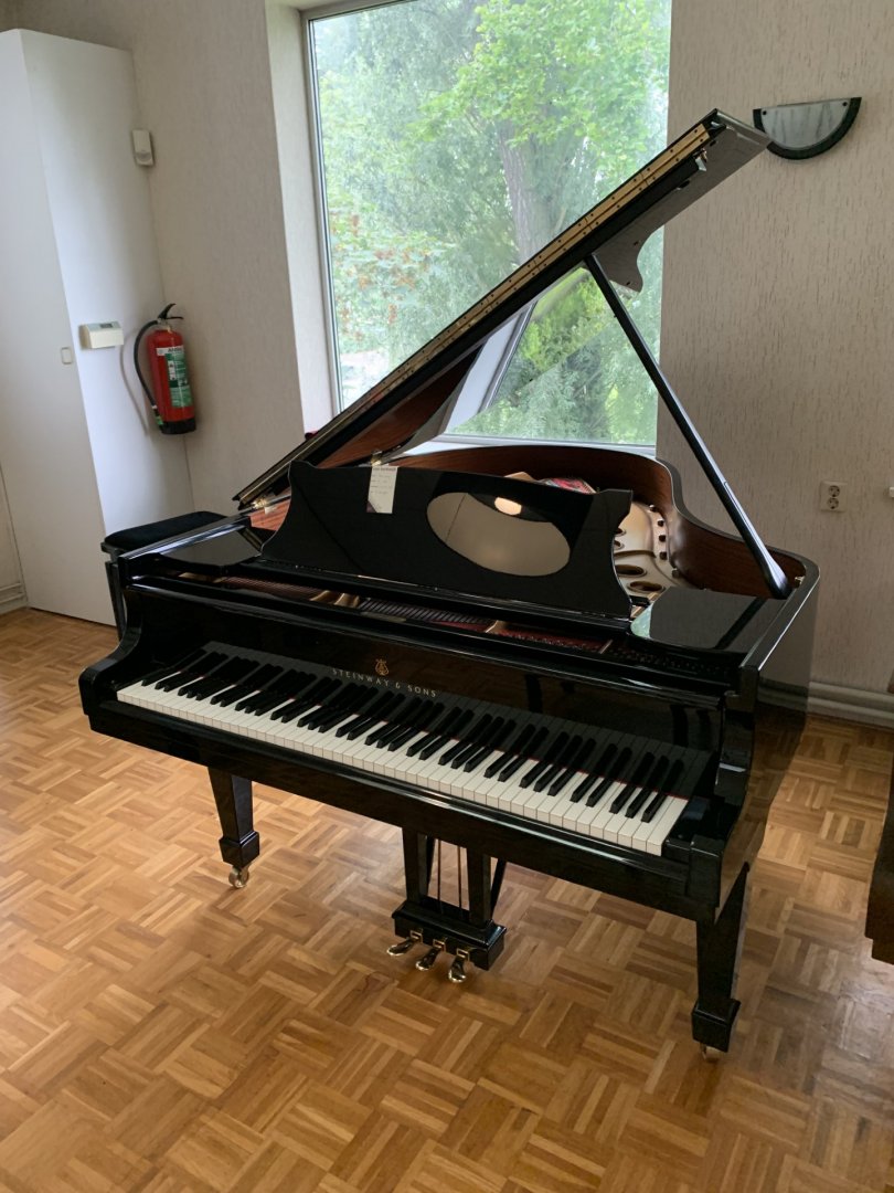 Steinway & Sons O von 1998 in Schwarz glänzend