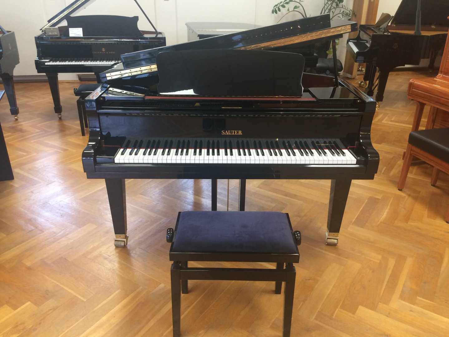 Sauter 160 von 1985 in Schwarz glänzend