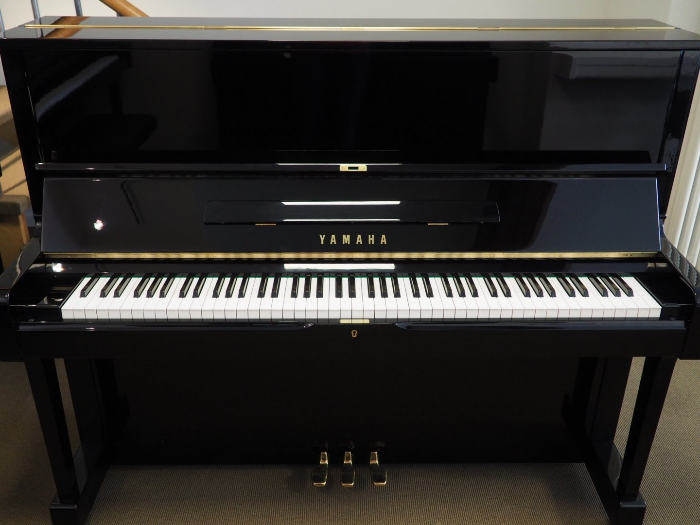 Yamaha U1 von 1976 in Schwarz glänzend