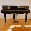 Steinway & Sons M 170 von 2002 in Schwarz glänzend