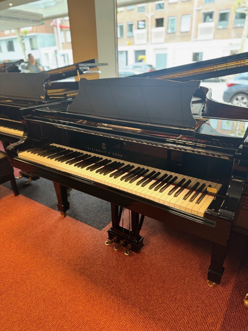 Steinway & Sons B 211 von 1990 in Schwarz glänzend