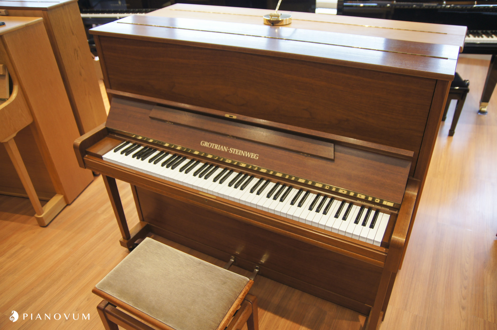 Grotrian-Steinweg 125 von 1984 in Nussbaum matt