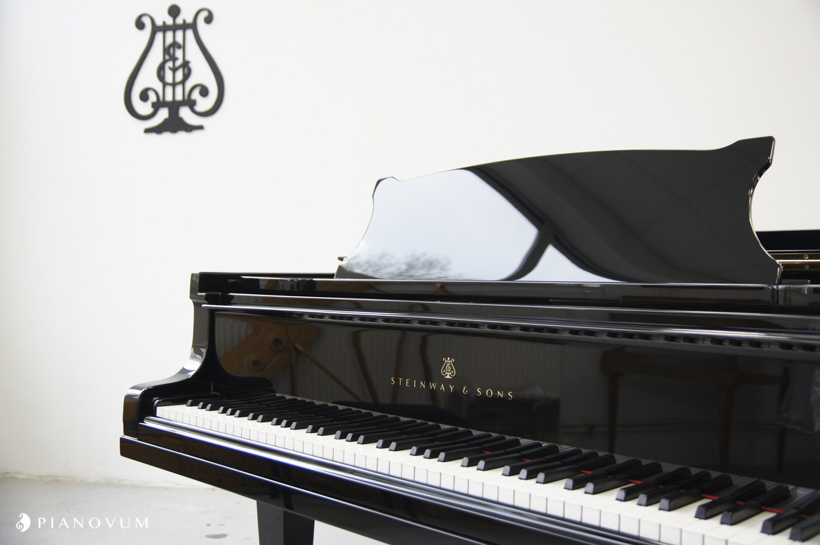 Steinway & Sons B-211 von 1969 in Schwarz glänzend