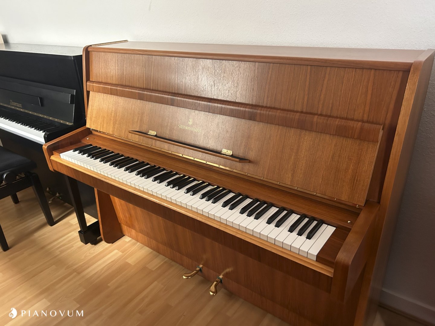 Steinway & Sons Z-114 von 1962 in Nussbaum glänzend