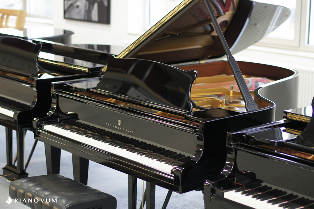 Steinway & Sons B-211 von 1983 in Schwarz glänzend