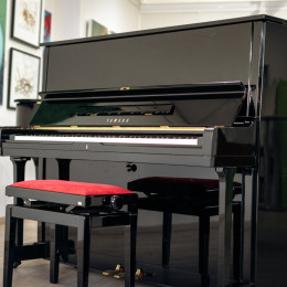 Yamaha U2 von 1974 in Schwarz glänzend