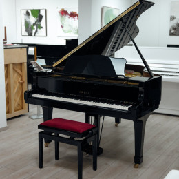 Yamaha C3 von 1987 in Schwarz glänzend
