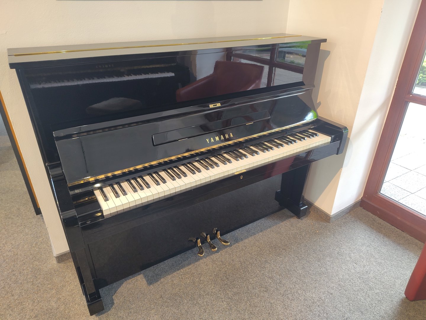 Yamaha U1 von 1970 in Schwarz glänzend