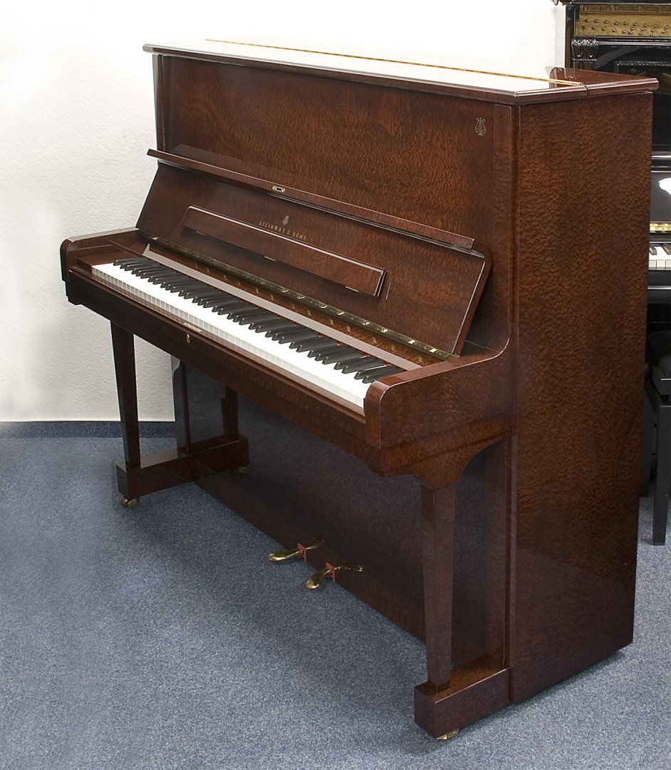 Steinway & Sons K132 von 2000 in Mahagoni glänzend